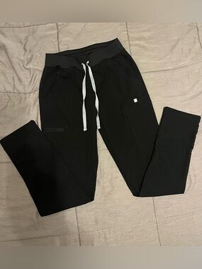 FIGS women’s straight leg scrub pants